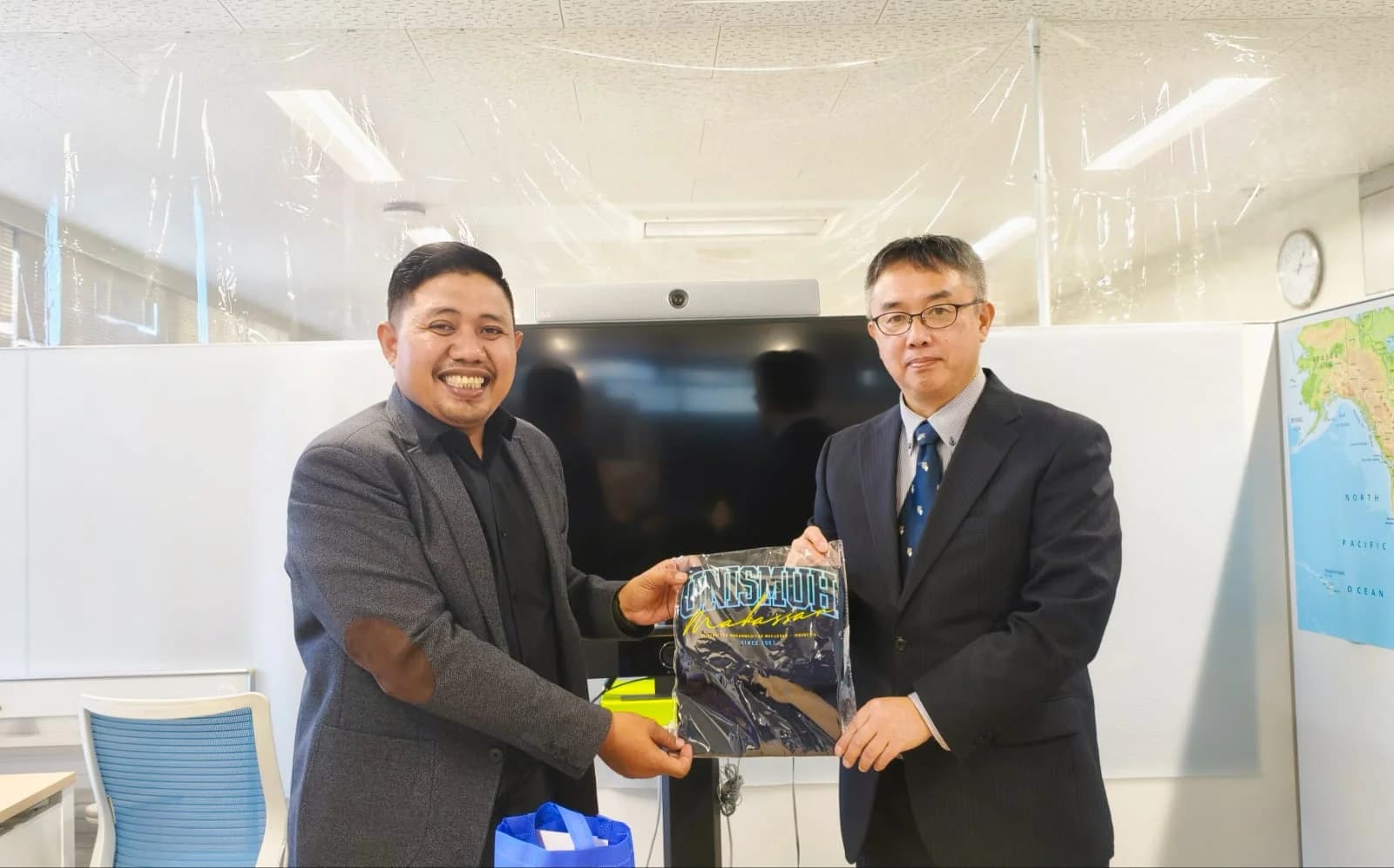 Kepala Divisi Kerja Sama, Pusat Studi, dan Inkubasi Bisnis Lembaga Penelitian, Pengembangan, dan Pengabdian kepada Masyarakat (LP3M) Unismuh Makassar, Dr. Wildhan Burhanuddin. Ia diterima Prof. Masato Kimura, Dr.Sci., Advisor to the President for International Exchange sekaligus profesor pada Faculty of Mathematics and Physics, Institute of Science and Engineering, Kanazawa University