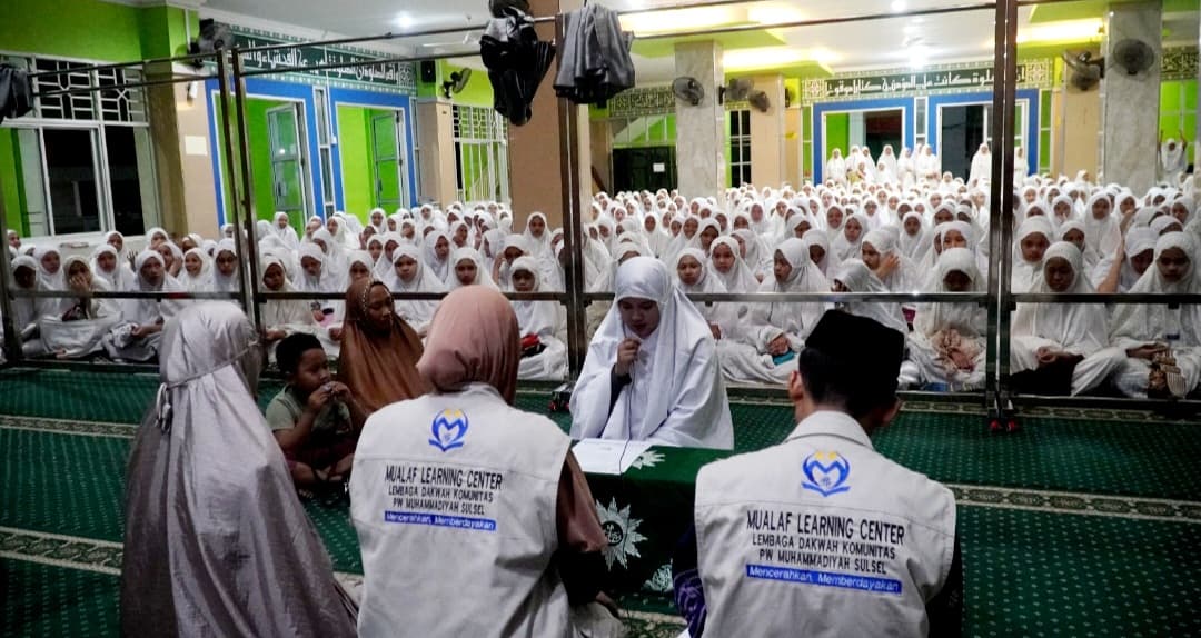 MLC Muhammadiyah Sulsel Dampingi Proses Pengislaman Mualaf, Disaksikan Ribuan Santriwati Aisyiyah