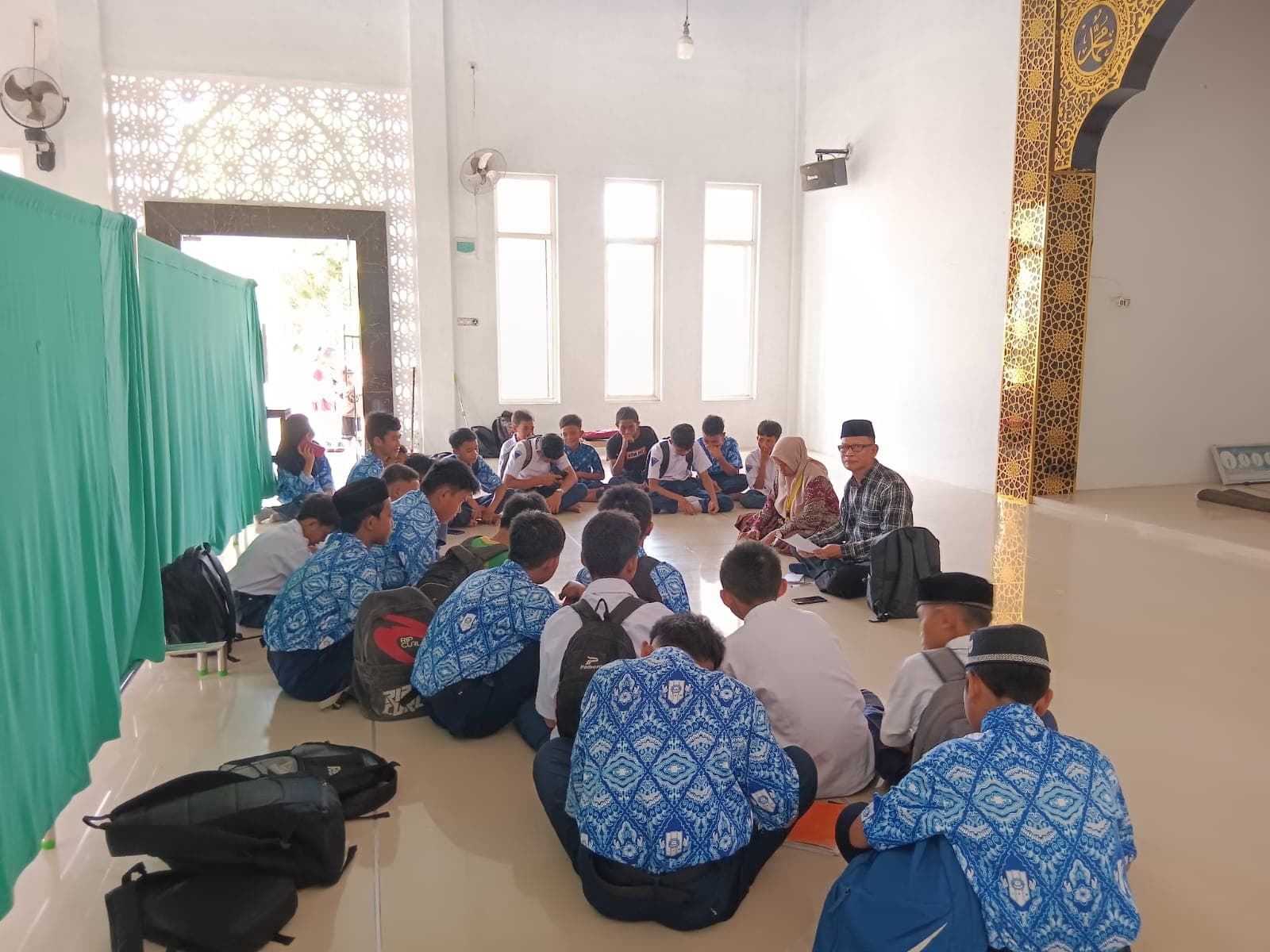 Edukasi Bahaya Merokok dan Disiplin di MTs Muhammadiyah Bontorita oleh Mahasiswa Unismuh