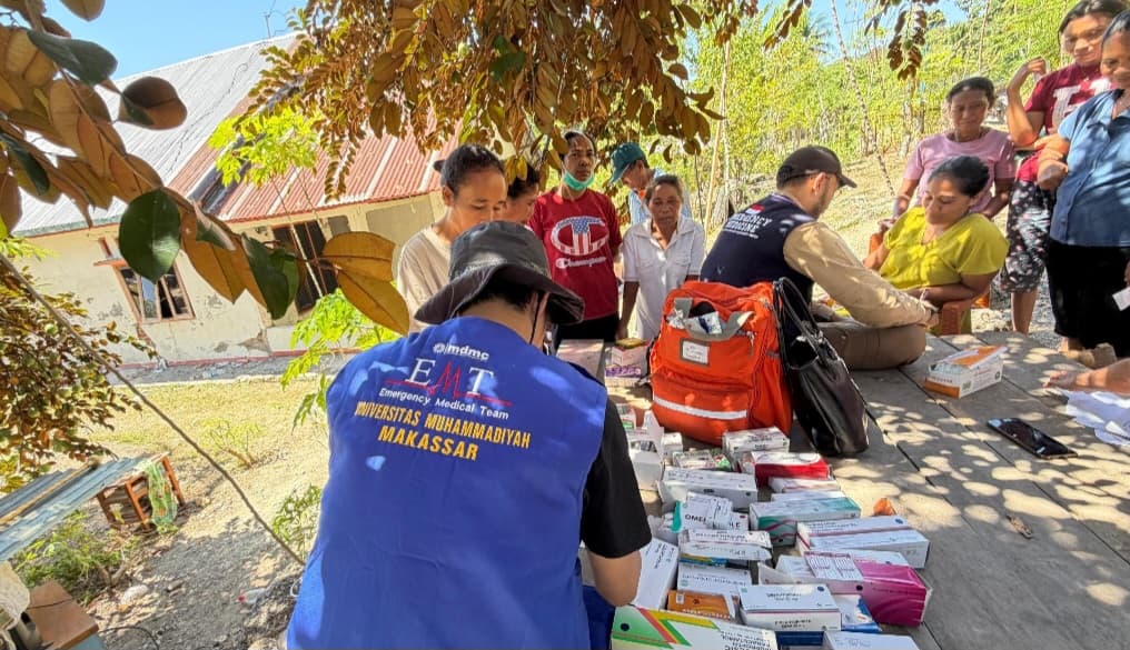 EMT Unismuh memberikan layanan kesehatan bagi pengungsi gempa di Manggarai Timur