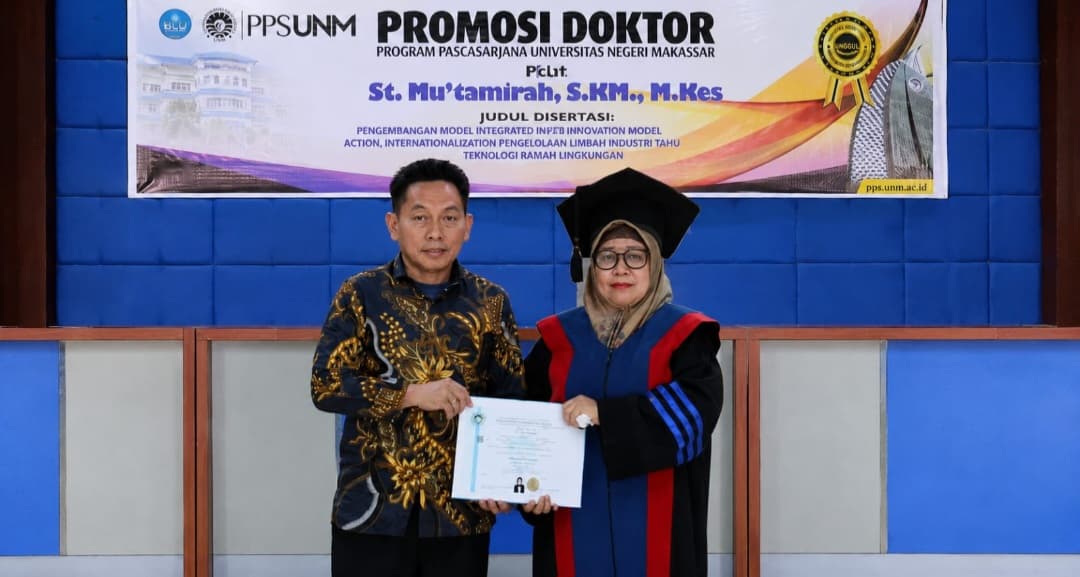 St. Mu'tamirah saat menjalani promosi doktor di Pascasarjana UNM