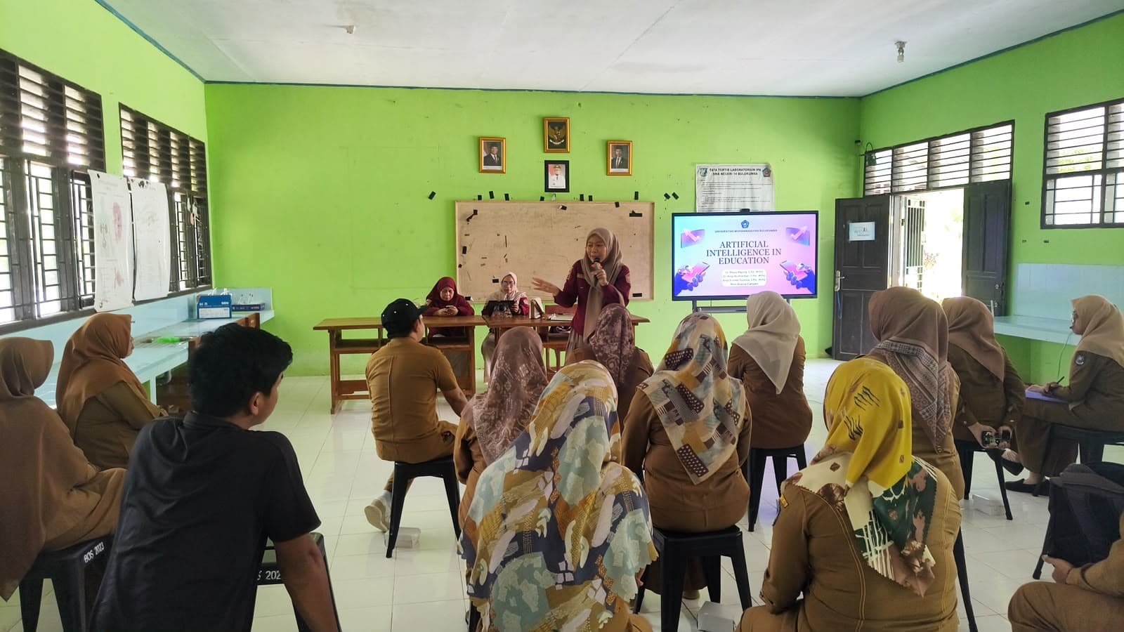 Pendampingan guru SMAN 14 Bulukumba oleh tim UM Bulukumba dalam pelatihan AI.