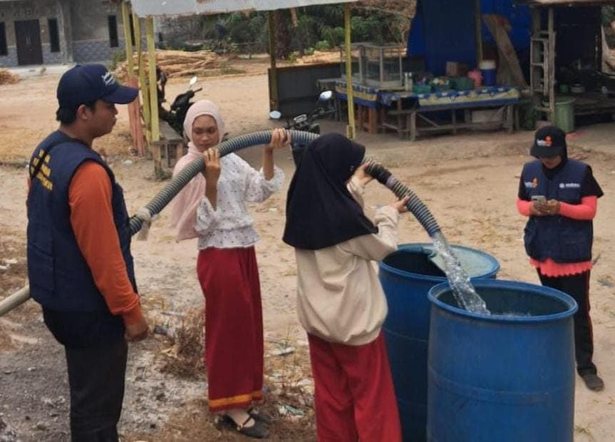 Distribusi air bersih LAZISMU dan MDMC Kotawaringin Timur untuk warga terdampak kemarau