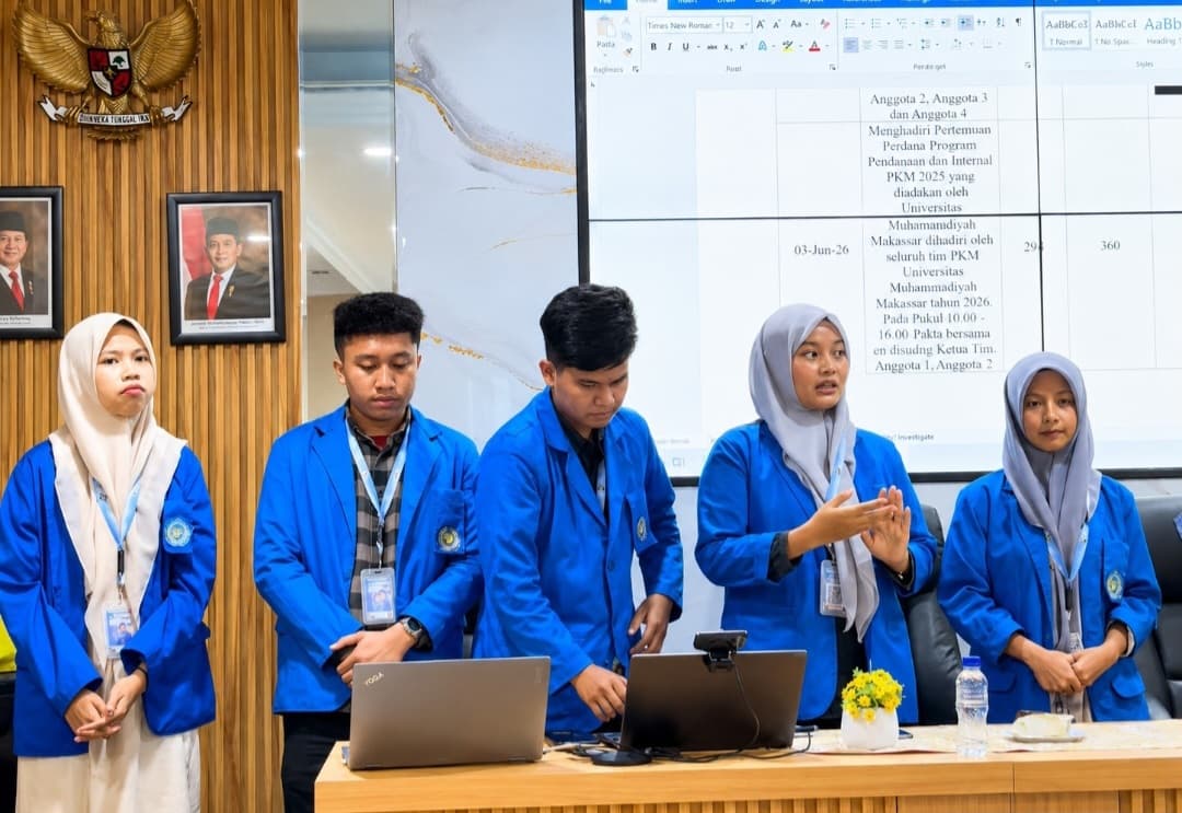 Mahasiswa Unismuh mempresentasikan kegiatan PKM dalam foto yang menyertai laporan Khittah.co.
