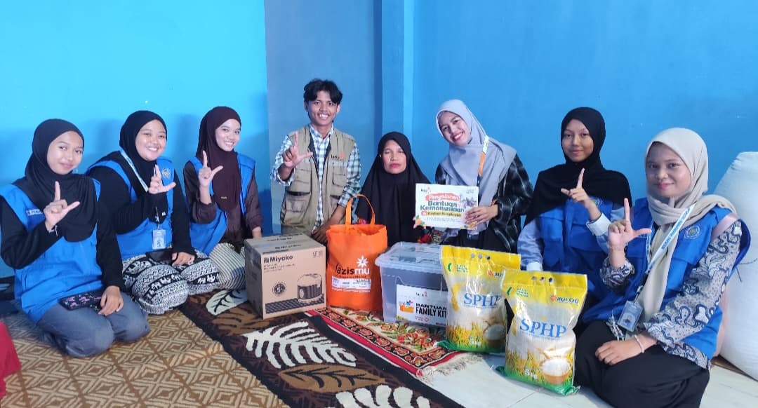 Penyerahan bantuan Lazismu kepada keluarga penyintas kebakaran Lekopancing bersama mahasiswa KKN.