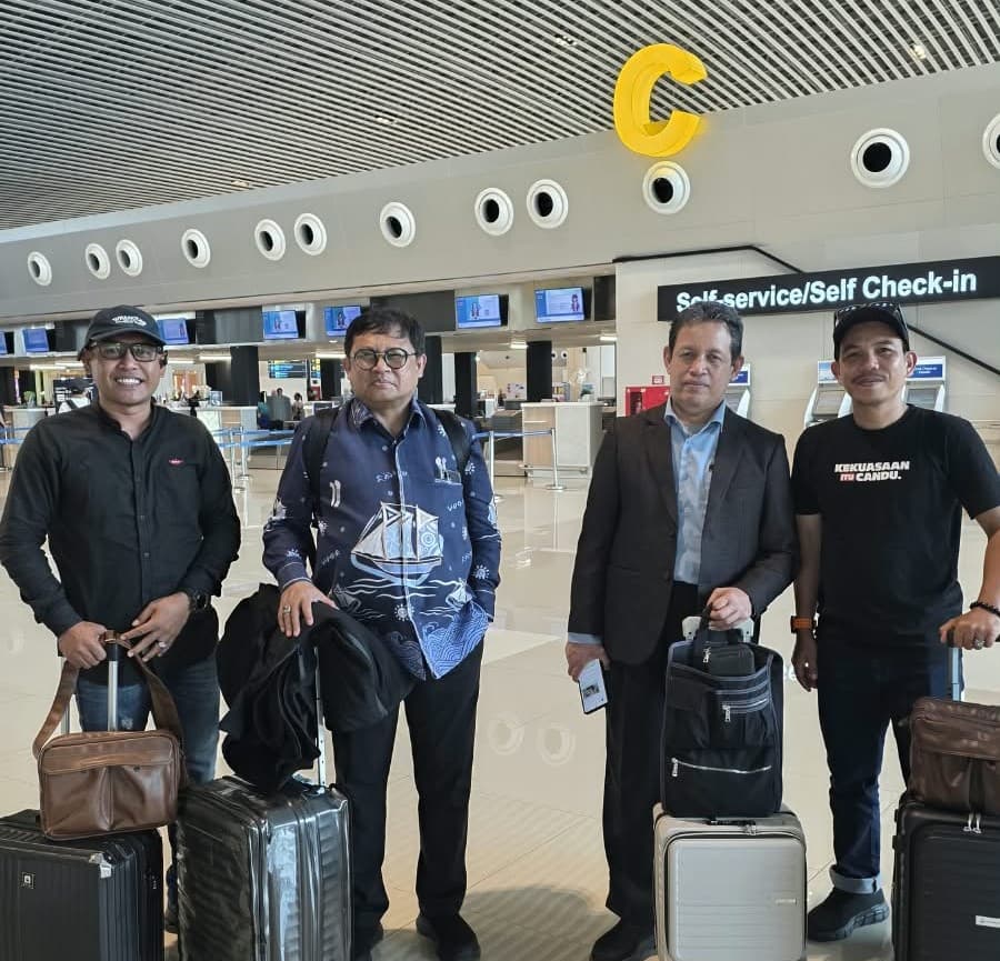 Pimpinan dan tim RPL Unismuh di Bandara Sultan Hasanuddin, foto Khittah.co.
