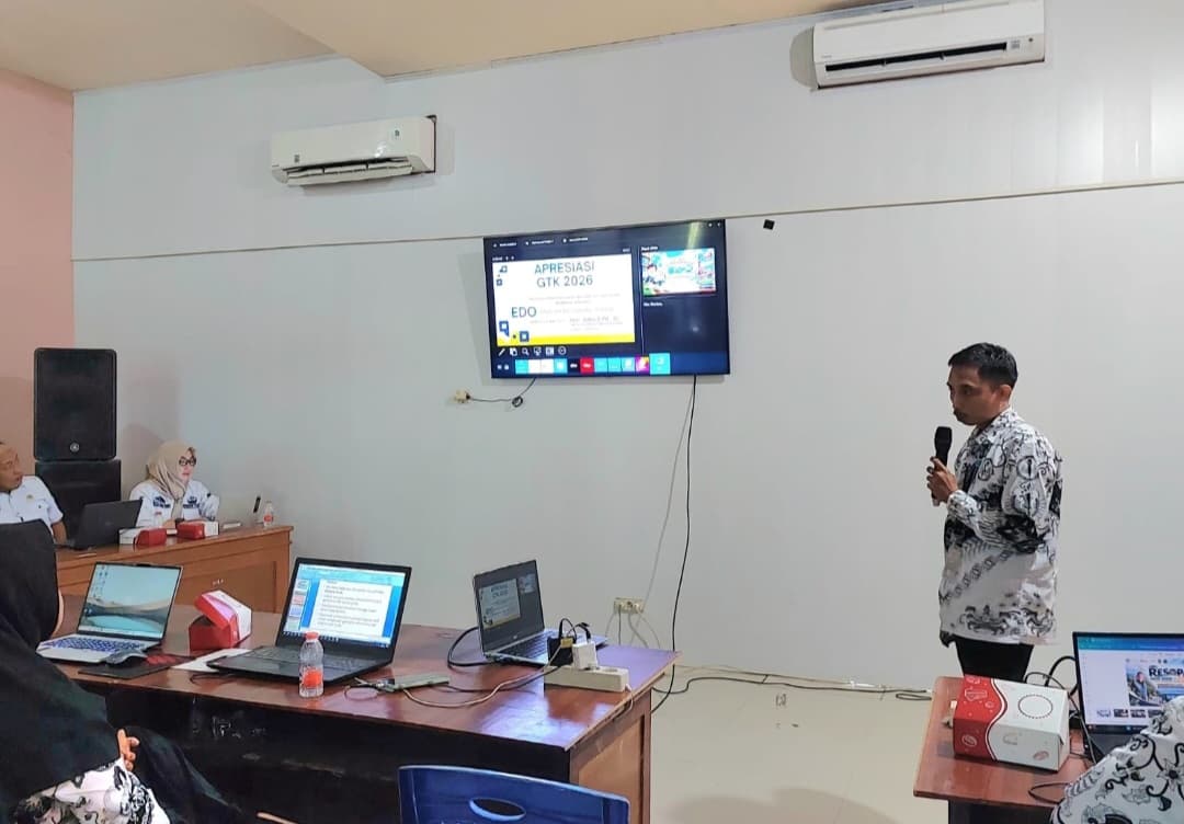 Muh. Sabri, guru SMP Muhammadiyah Boarding School Rappang, menerima apresiasi GTK Awards dan Inovasi Sidrap 2026