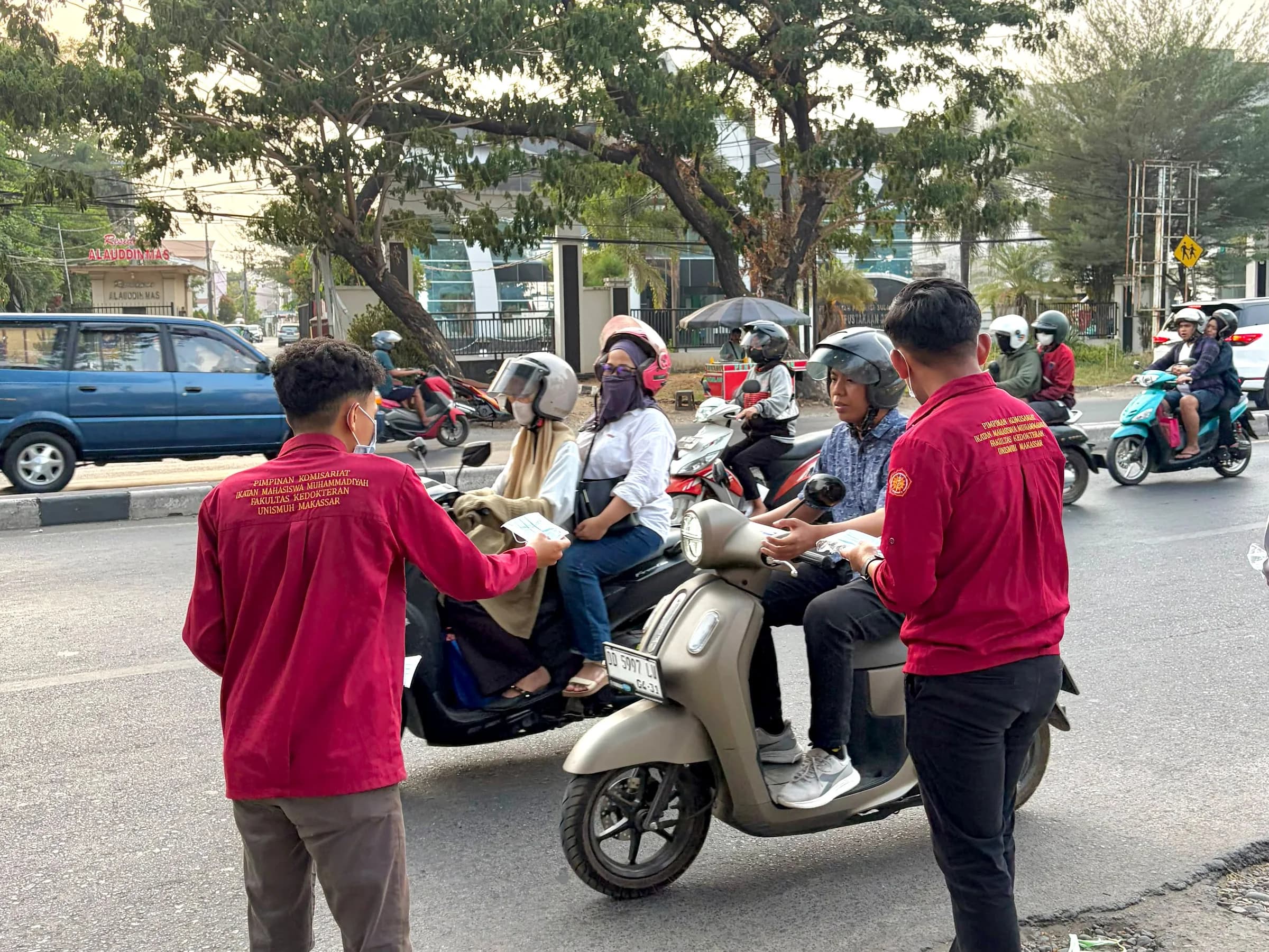 MPKU PWM Sulsel dan DPD IMM Sulsel bagikan masker kepada masyarakat