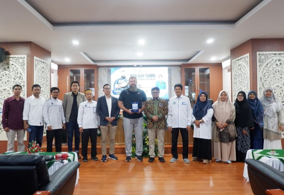 PKO FKIP Unismuh Dalami Filosofi Olahraga Bersama Coach Joshua Lanford