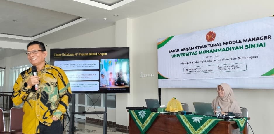 Rektor UMSi menyampaikan materi penguatan kampus Islami di Baitul Arqam struktural