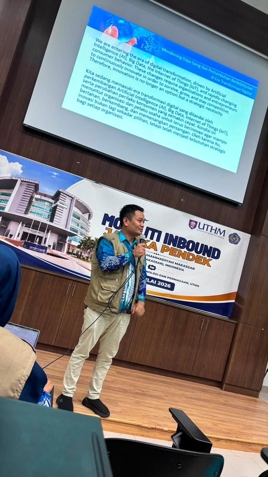 Dosen Unismuh Makassar Paparkan Strategi Adaptasi Bisnis di Era Transformasi Digital pada Forum