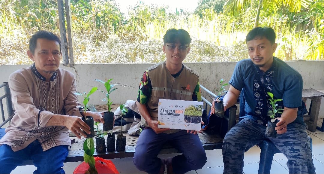 Penyaluran bibit tanaman Lazismu Maros di Masjid Khaeru Ummah Tarangkoang