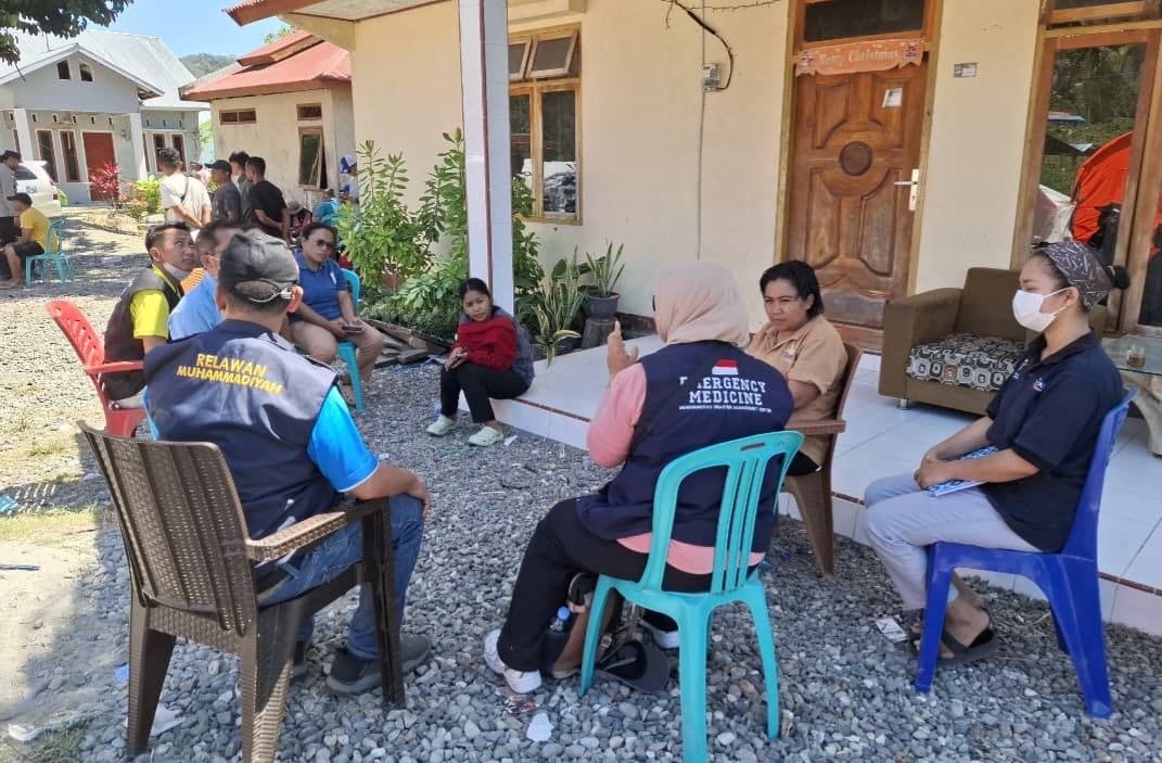 Tim EMT Unismuh Makassar menyiapkan layanan kesehatan lapangan di Manggarai Timur