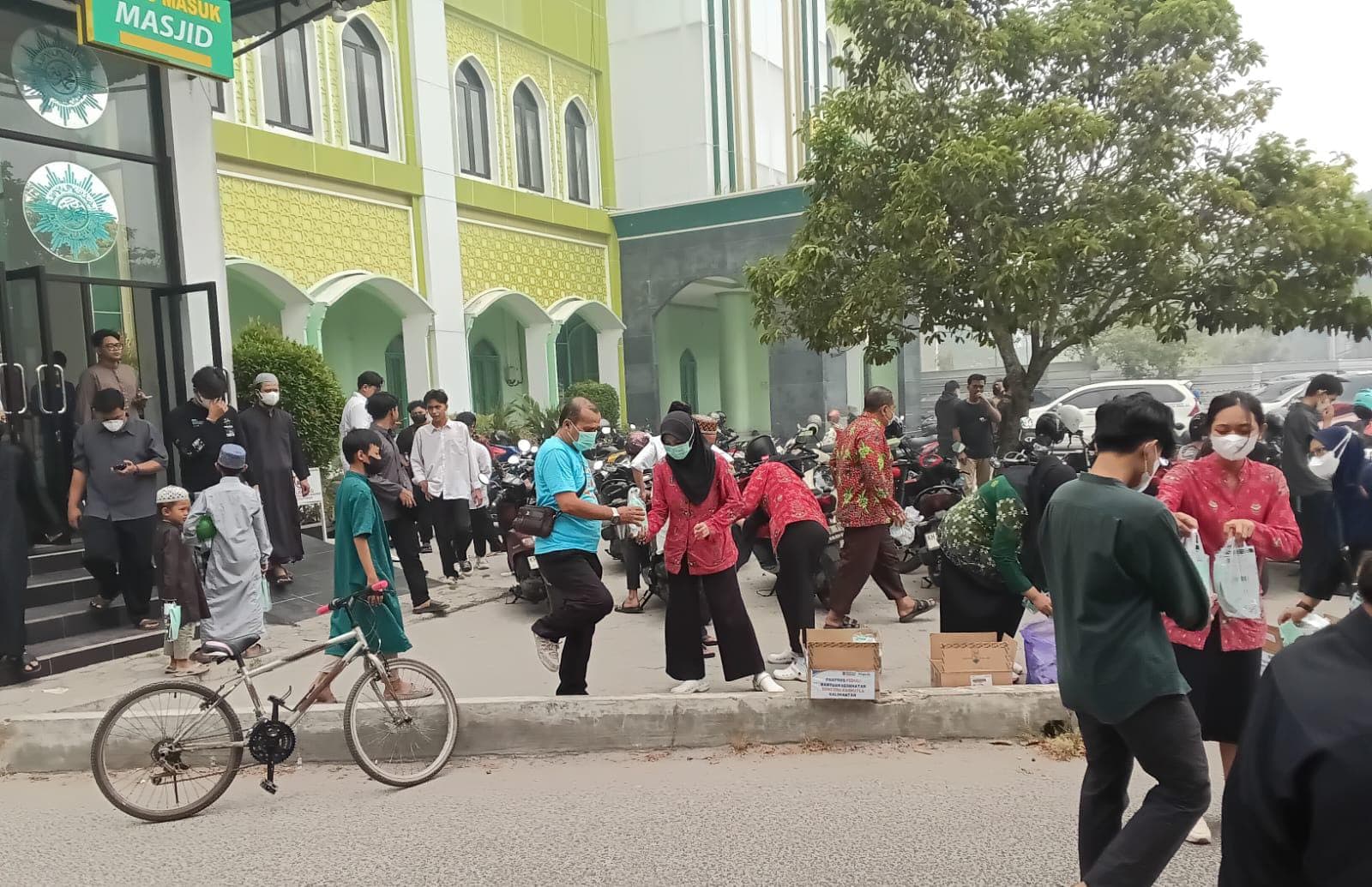Relawan Muhammadiyah membagikan bantuan kepada jamaah Masjid Darul Arqam Palangka Raya
