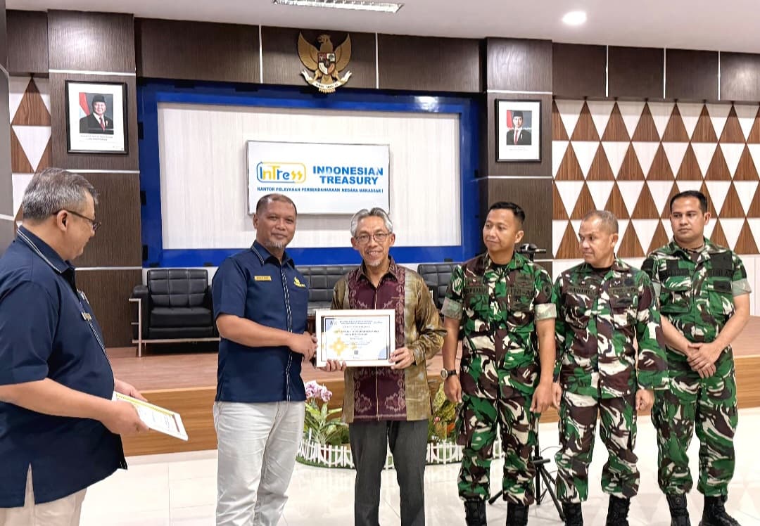 Penyerahan penghargaan IKPA kepada LLDIKTI IX di KPPN Makassar I.