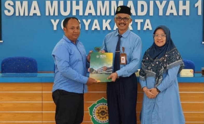 Dokumentasi kegiatan penyerahan bantuan pendidikan SMA Muhammadiyah 1 Yogyakarta.
