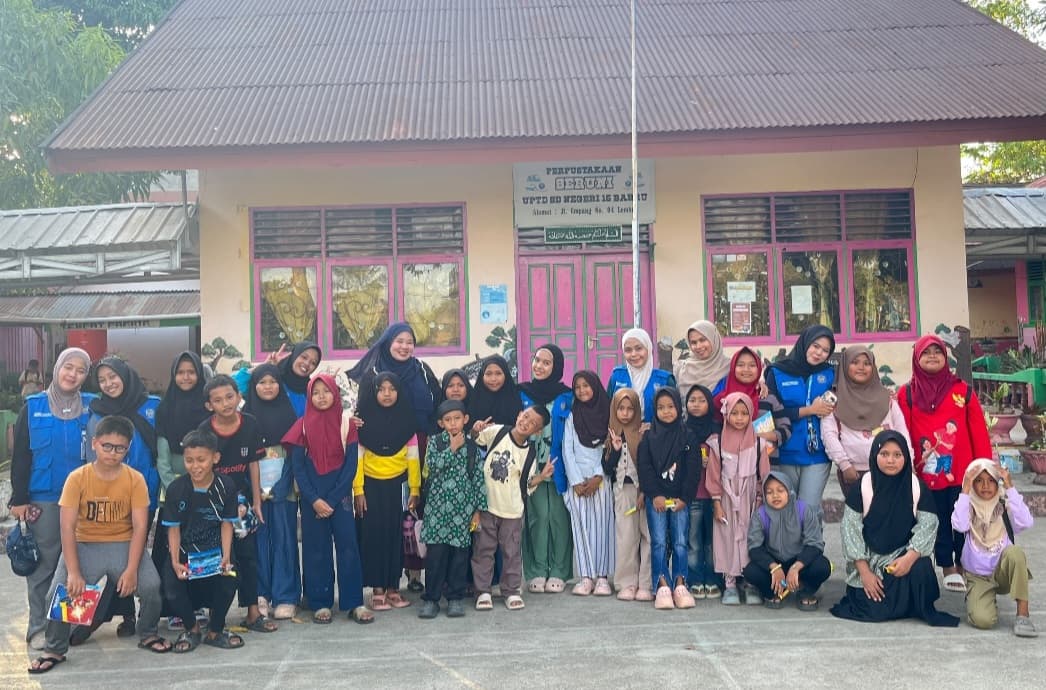 Mahasiswa KKN-Dik Unismuh bersama siswa di SDN 15 Barru