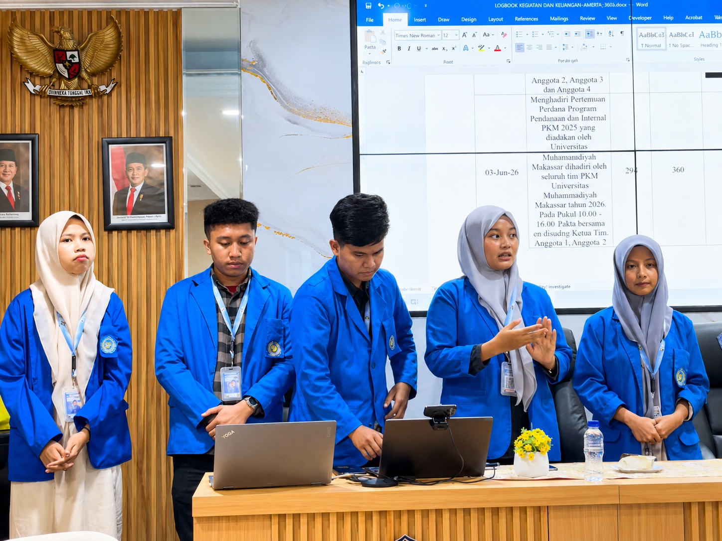 Tim mahasiswa PKM Unismuh memaparkan program dalam foto yang menyertai laporan Khittah.co