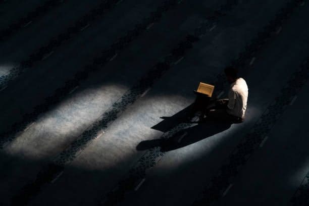 Memperdalam Makna Takwa: Perisai Hati dan Manifestasi Amal Saleh
