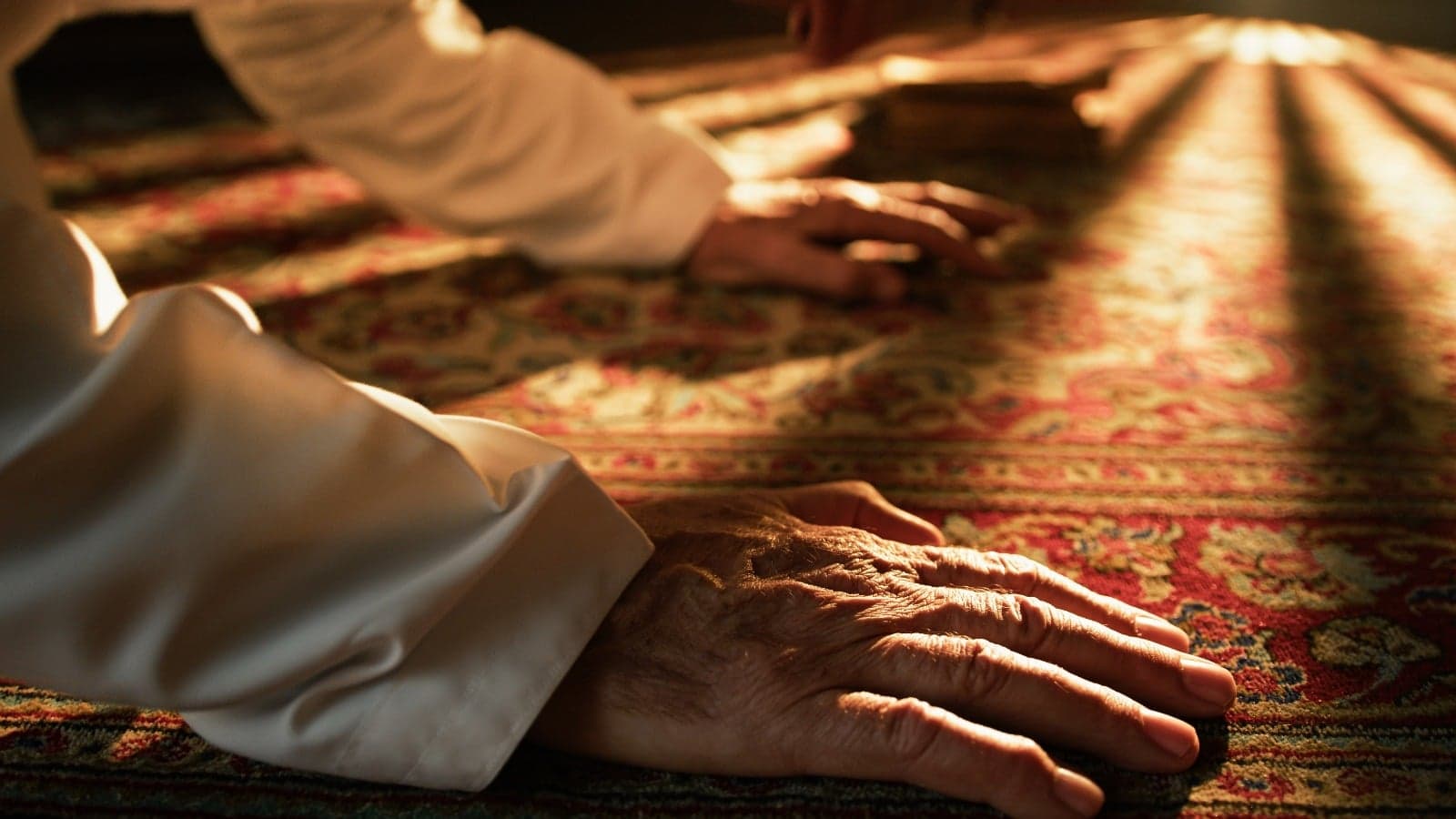 Hukum Membaca Surat Tambahan Usai Al-Fatihah dalam Salat Iftitah