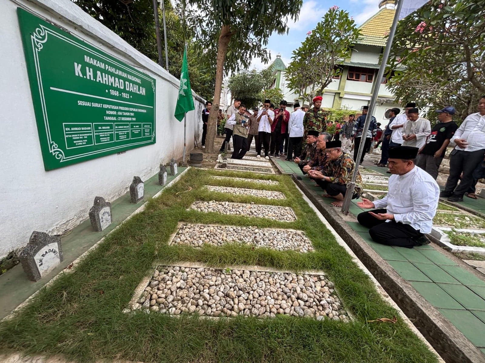 Memahami Hukum Salat di Dekat Kuburan: Tinjauan Fatwa Tarjih