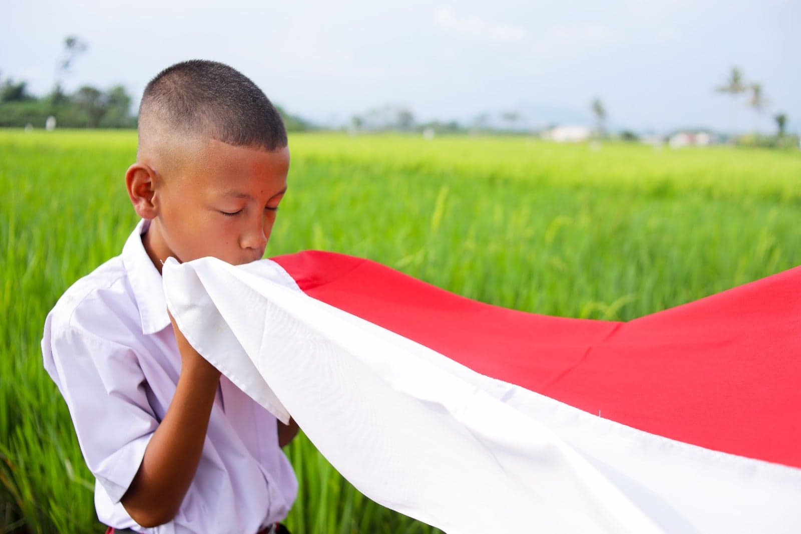 Mencium Bendera Merah Putih: Tinjauan Hukum Islam dan Pentingnya Niat