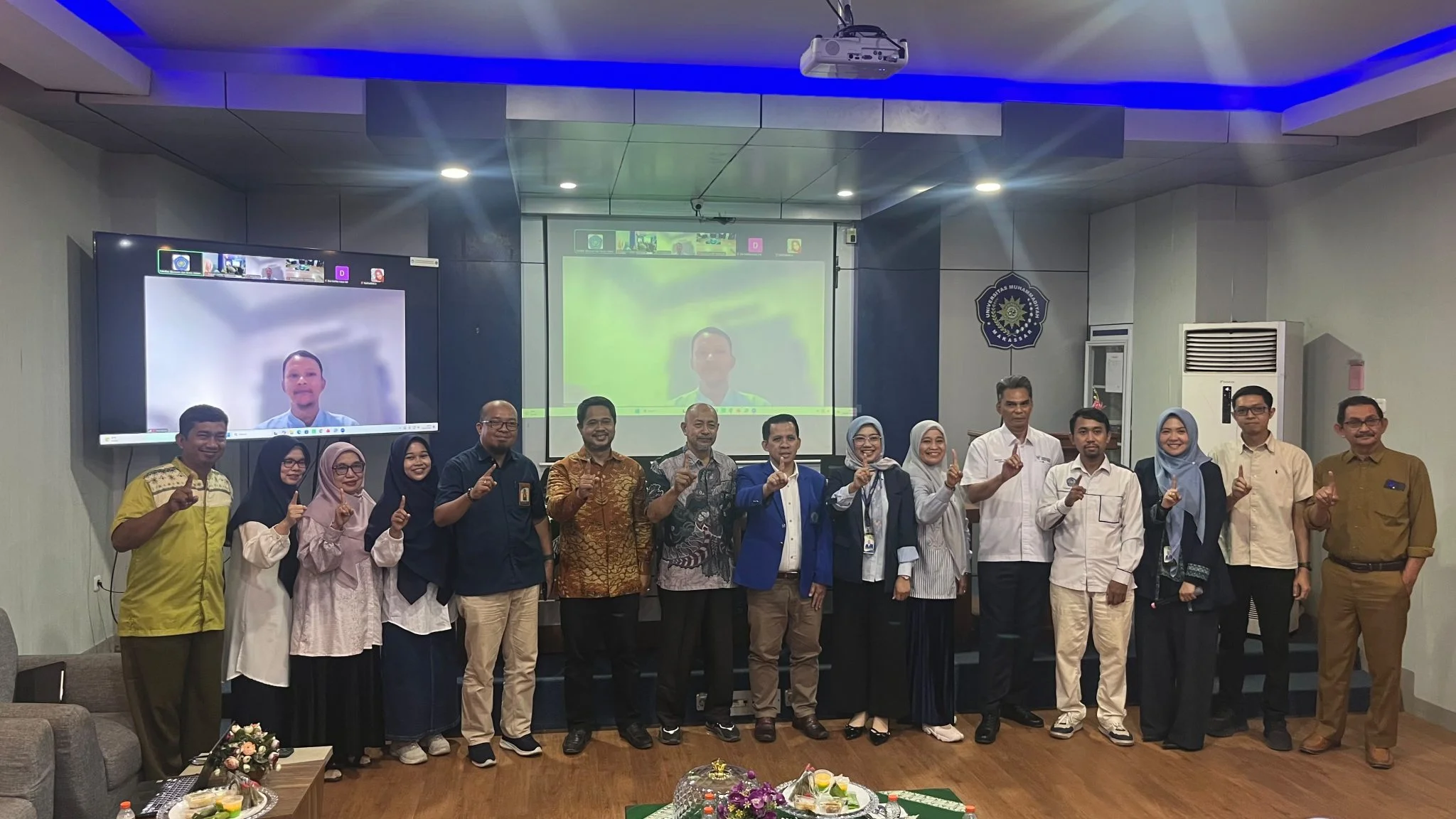 FEB Unismuh Makassar, PWM Sulsel dan Bank Sulselbar menggelar Foto Bersama Usai mengikuti Kegiatan Forum Local to Global