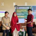 Mahasiswa Vokasi Teknik Pertanian UMS Rappang Bangun Irigasi Tetes untuk Budidaya Melon di P4S Bukit Melintang